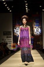 Model walks the ramp for Niki Mahajan show on Wills Lifestyle India Fashion Week 2011-Day 4 in Delhi on 9th April 2011 (80).JPG